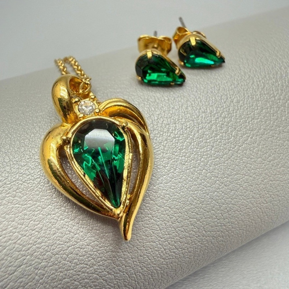 VTG Avon Dark Green Heart Pendant Necklace and Stud Earrings Set 17"‎ Dainty